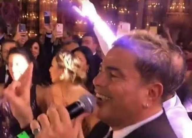 نجلاء بدر تدافع عن “حَلَق” عمرو دياب