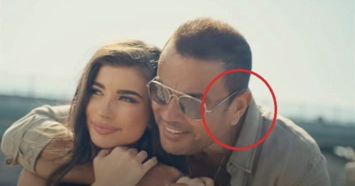 شاهد .. موديلات الحلق التي يعتمدها عمرو دياب في إطلالاته..ألوان واحجام مختلفة - بالصور