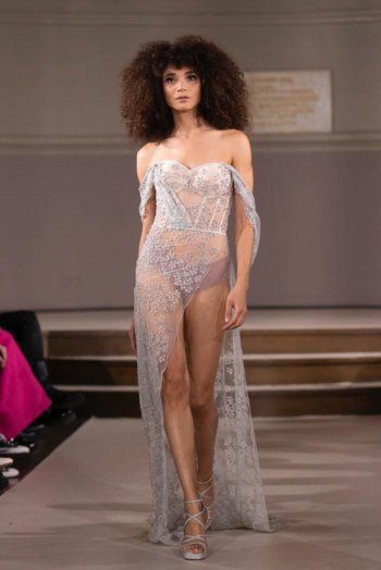 شاهد .. بالصور- مصمم أزياء عربي يثير الجدل في أسبوع الموضة في باريس بتصاميمه