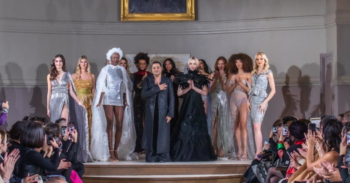 شاهد .. بالصور- مصمم أزياء عربي يثير الجدل في أسبوع الموضة في باريس بتصاميمه