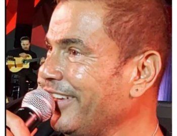 شاهد .. موديلات الحلق التي يعتمدها عمرو دياب في إطلالاته..ألوان واحجام مختلفة - بالصور