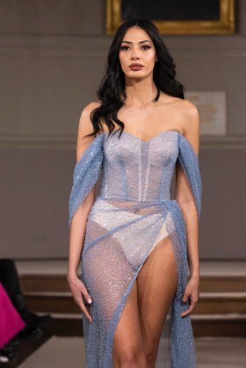 شاهد .. بالصور- مصمم أزياء عربي يثير الجدل في أسبوع الموضة في باريس بتصاميمه