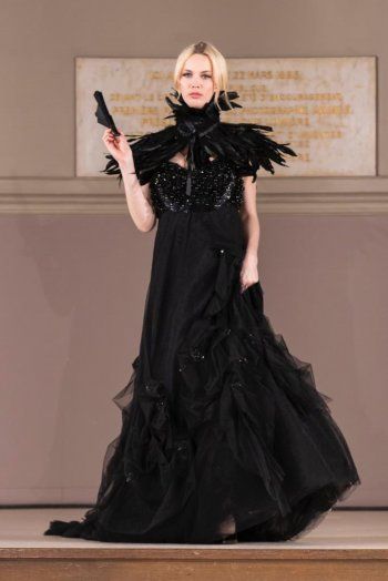 شاهد .. بالصور- مصمم أزياء عربي يثير الجدل في أسبوع الموضة في باريس بتصاميمه