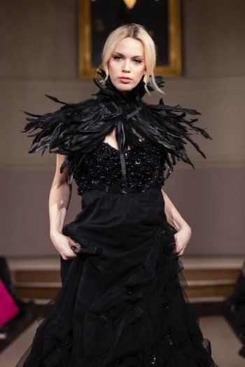 شاهد .. بالصور- مصمم أزياء عربي يثير الجدل في أسبوع الموضة في باريس بتصاميمه