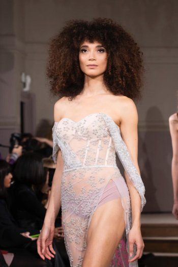 شاهد .. بالصور- مصمم أزياء عربي يثير الجدل في أسبوع الموضة في باريس بتصاميمه