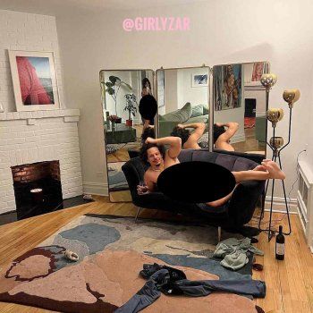 شاهد .. بمناسبة عيد الحب.. إميلي راتاجكوسكي وحبيبها يلتقطان صورة من دون ملابس