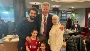 شاهد .. ويل فيريل يتوسط محمد صلاح وزوجته وابنتيه.. وما الذي جمعه بهم؟-بالصورة