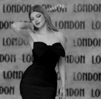 شاهد .. ياسمين الخطيب تثير ضجة بالحجاب بعد احتفالها بعيد الحب بفستان أسود جريء-بالصورة