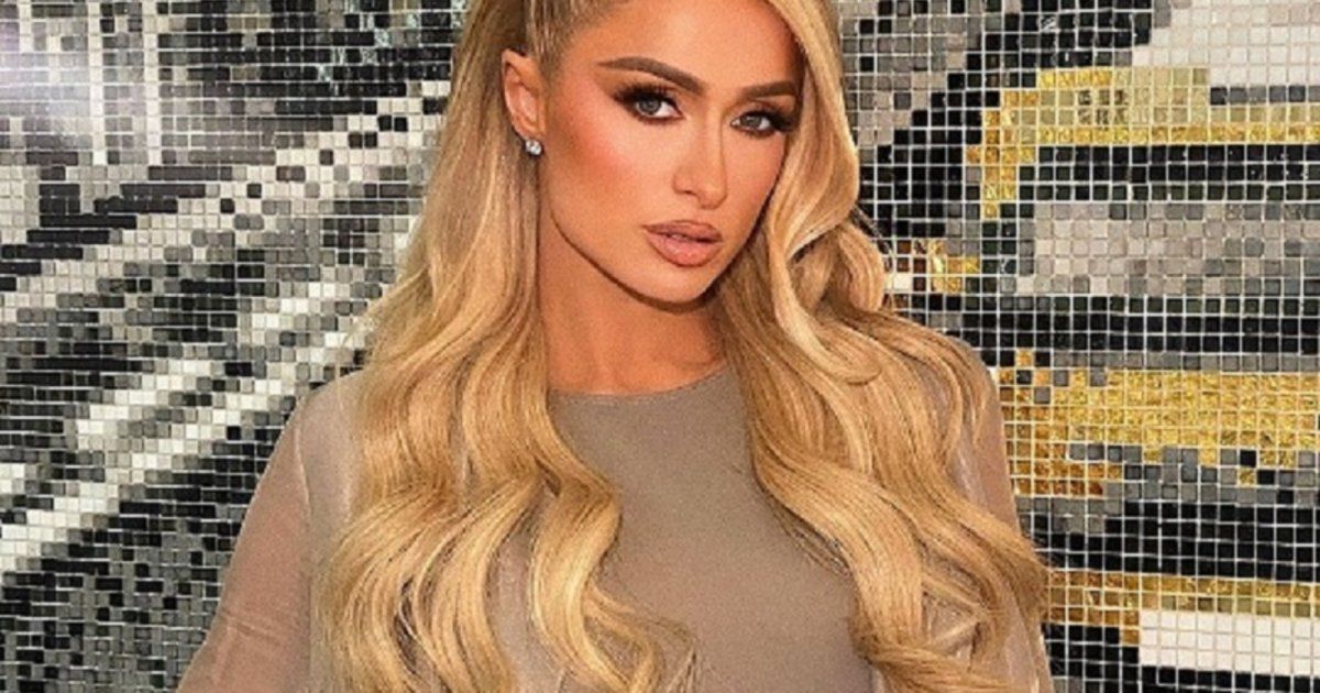 شاهد .. بالصورة - باريس هيلتون تتألق بفستان مزين بالقلوب بمناسبة عيد الحب