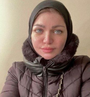 شاهد .. ياسمين الخطيب تثير ضجة بالحجاب بعد احتفالها بعيد الحب بفستان أسود جريء-بالصورة