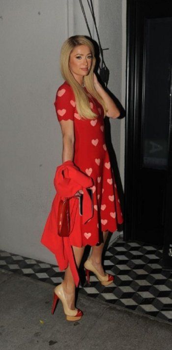 شاهد .. بالصورة - باريس هيلتون تتألق بفستان مزين بالقلوب بمناسبة عيد الحب