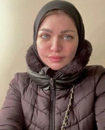 شاهد .. ياسمين الخطيب تثير ضجة بالحجاب بعد احتفالها بعيد الحب بفستان أسود جريء-بالصورة