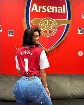 شاهد .. ملكة جمال كرواتيا ترتدي قميص هذا الفريق... وتفاصيل جسدها حديث الجمهور