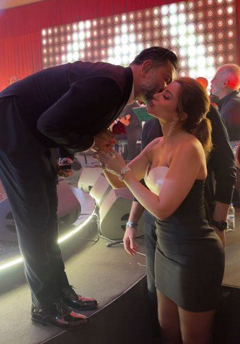 شاهد .. زياد برجي يتألق بحفلة عيد الحب ويقدم وردة لزوجته الجميلة برومانسية -بالصور