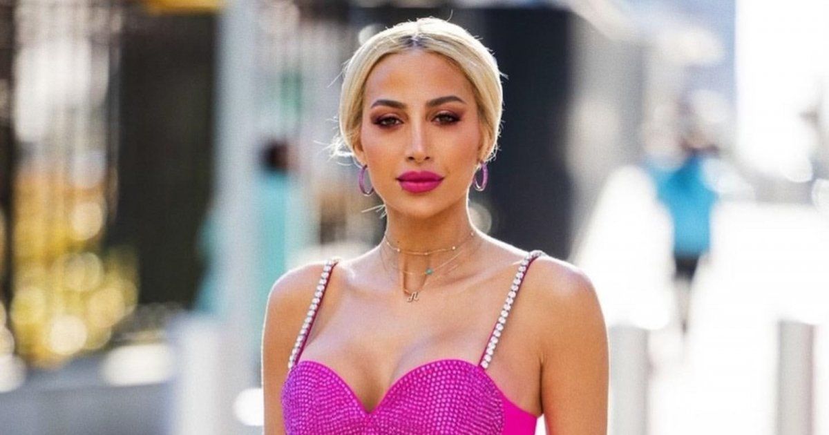 شاهد .. على طريقة مايلي سايرس.. مودل روز تتحدث عن الحب بإطلالة فاضحة