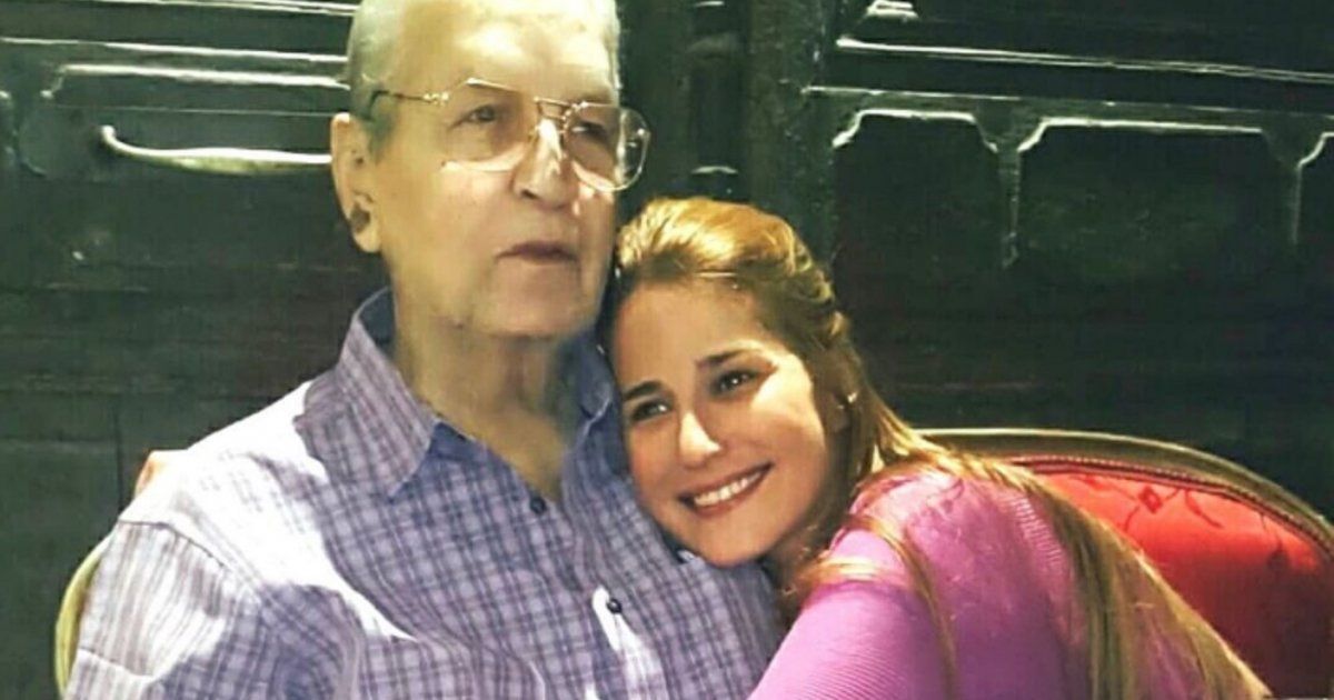 شاهد .. إيناس كامل تفجع بوفاة والدها