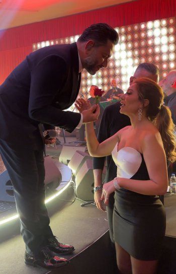 شاهد .. زياد برجي يتألق بحفلة عيد الحب ويقدم وردة لزوجته الجميلة برومانسية -بالصور