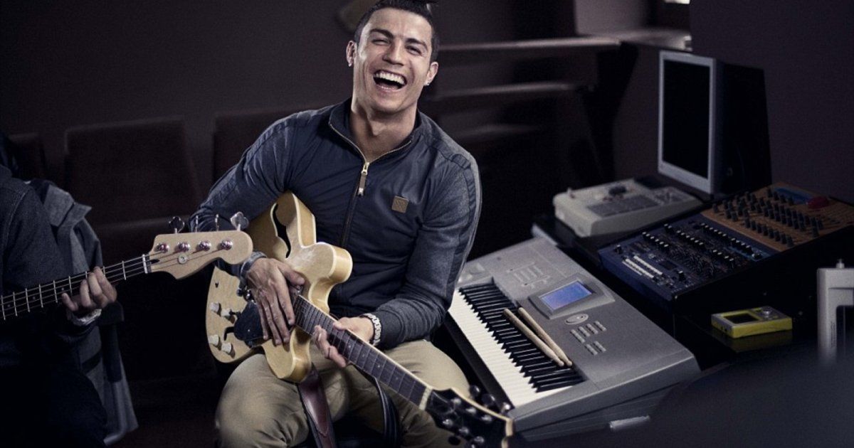 شاهد .. كريستيانو رونالدو طرح أغنية وصوته ليس جميلاً - بالفيديو