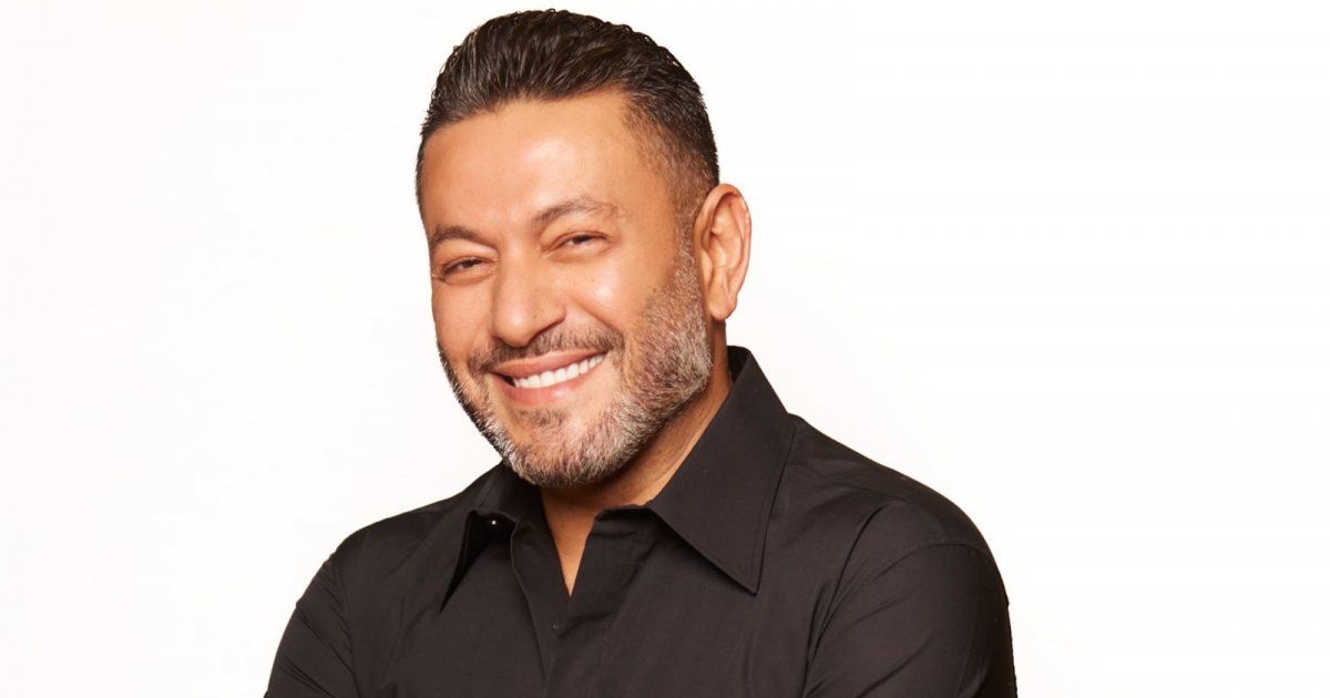 شاهد .. زياد برجي يتألق بحفلة عيد الحب ويقدم وردة لزوجته الجميلة برومانسية -بالصور