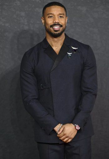 شاهد .. بالصورة - إطلالة مايكل بي جوردان في العرض الأول لفيلم "Creed III" مرصعة بالألماس والأحجار الكريمة