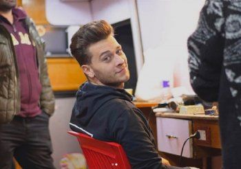 شاهد .. بالصور- محمد منير بكواليس "الأصلي" بشخصية زياد