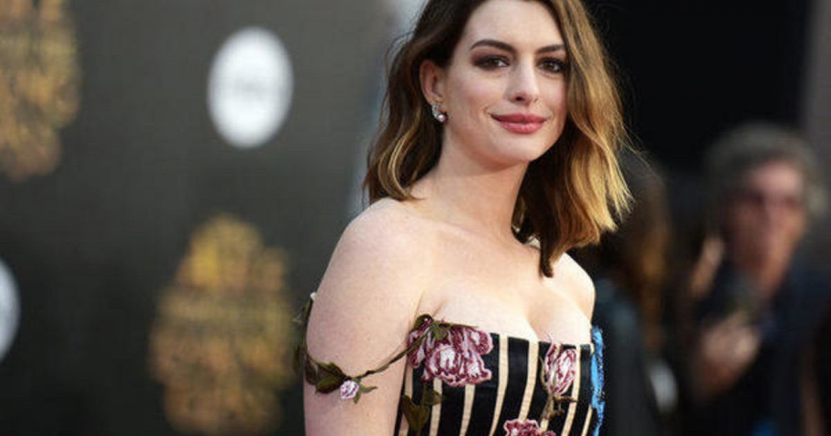 شاهد .. آن هاثاواي تتألق بفستان شفاف في افتتاح مهرجان برلين الـ73