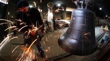 شاهد .. خاص - أجراس بيت شباب تقرع في مختلف كنائس لبنان والعالم .. إليكم تاريخها وأسرارها