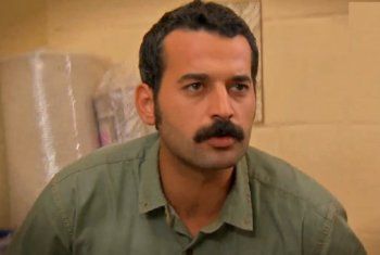 شاهد .. ممثل تركي مشهور قتل والده.. 28 طعنة من الخلف و4 طعنات في الصدر