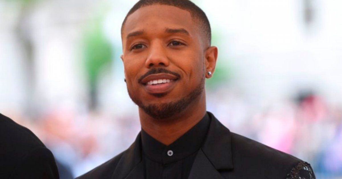 شاهد .. بالصورة - إطلالة مايكل بي جوردان في العرض الأول لفيلم "Creed III" مرصعة بالألماس والأحجار الكريمة