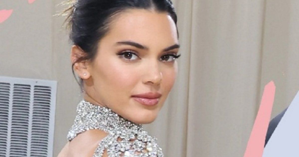 شاهد .. بالصور- كيندال جينر ترد على الادعاءات بأنها إستخدمت الفوتوشوب حتى تبدو بقامة أطول