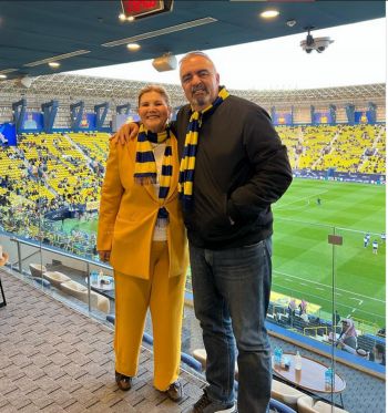 شاهد .. والدة كريستيانو رونالدو تزور السعودية وتسانده من المدرجات