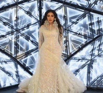 شاهد .. بالصور - أحلام بإطلالة ملكية وحلق أحلام يثير أزمة