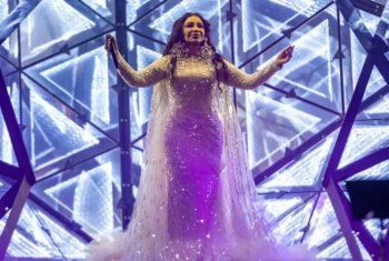 شاهد .. بالصور - أحلام بإطلالة ملكية وحلق أحلام يثير أزمة