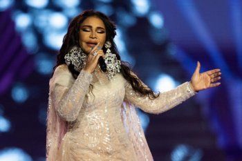 شاهد .. بالصور - أحلام بإطلالة ملكية وحلق أحلام يثير أزمة