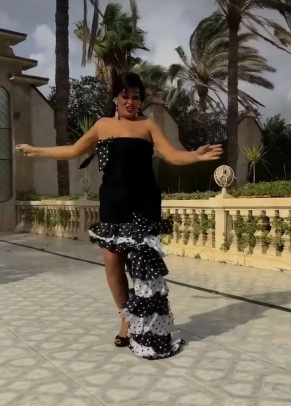 وصلة رقص من فيفي عبده في عز البرد – شاهد