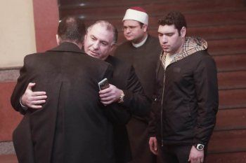 شاهد .. دينا فؤاد وحسن الرداد وغيرهما يعزون إيناس كامل بوالدها-بالصور