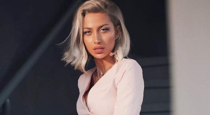 اتفرج – السعودية مودل روز تجادل المشهور عزوز في حريتها الشخصية على الكاميرا وهو يهاجهما-بالفيديو