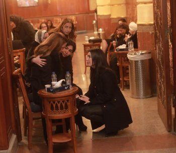 شاهد .. دينا فؤاد وحسن الرداد وغيرهما يعزون إيناس كامل بوالدها-بالصور