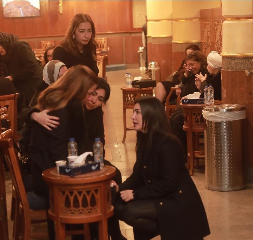 دينا فؤاد والرداد يقدمون واجب العزاء للفنانة إيناس كامل فى وفاة والدها