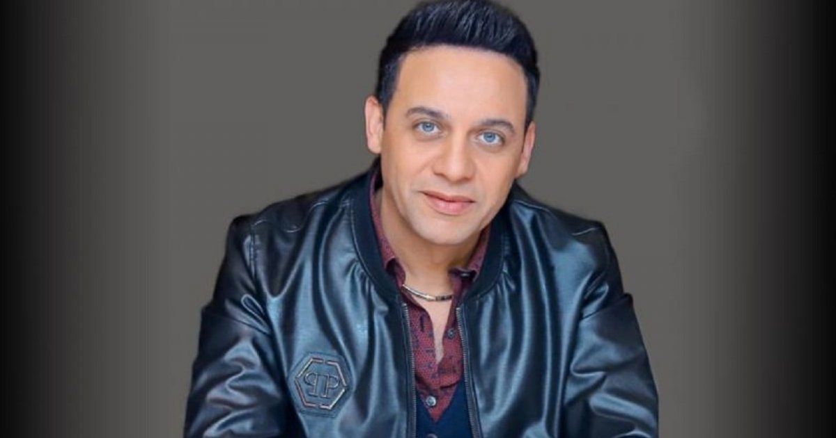 شاهد .. مصطفى قمر يوجه رسالة لإبنه بعد تخرجه من الجامعة