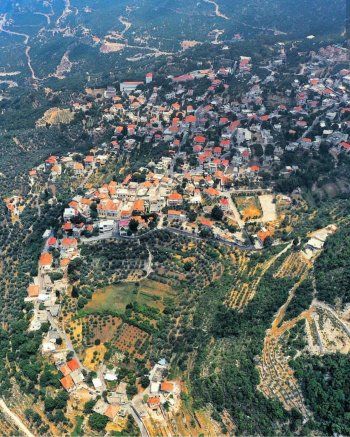 شاهد .. خاص- دوما بلدة لبنانية عريقة تميزت بالقرميد الأحمر على سطوحها وسوقها العتيق وهي وجهة دائمة للسياح