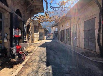 شاهد .. خاص- دوما بلدة لبنانية عريقة تميزت بالقرميد الأحمر على سطوحها وسوقها العتيق وهي وجهة دائمة للسياح