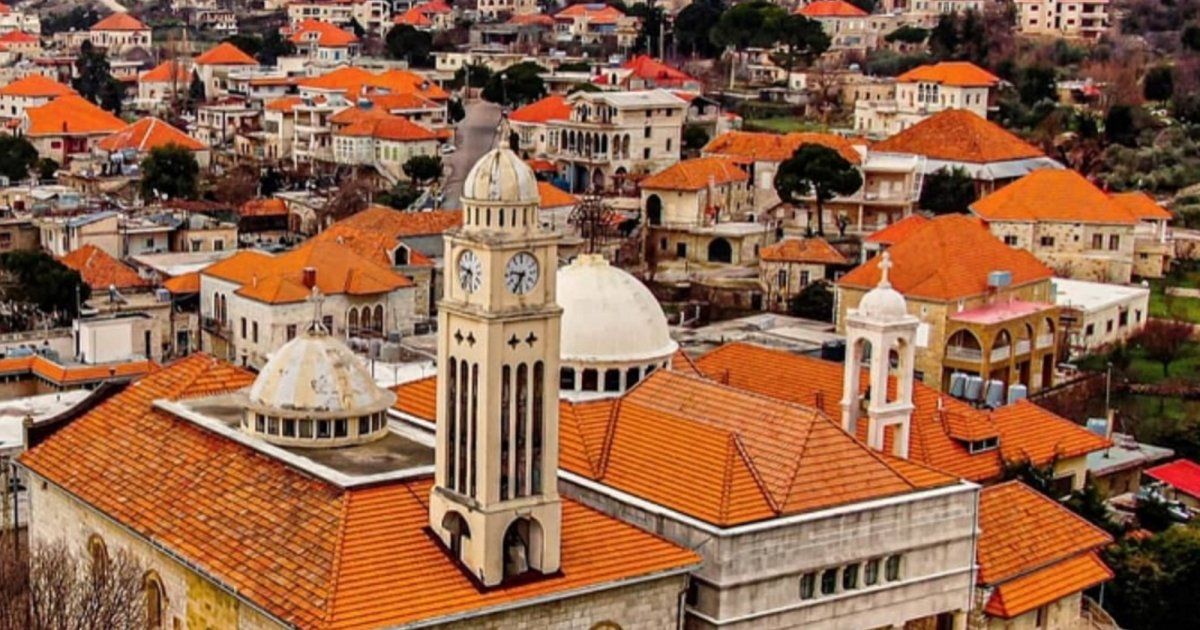 شاهد .. خاص- دوما بلدة لبنانية عريقة تميزت بالقرميد الأحمر على سطوحها وسوقها العتيق وهي وجهة دائمة للسياح