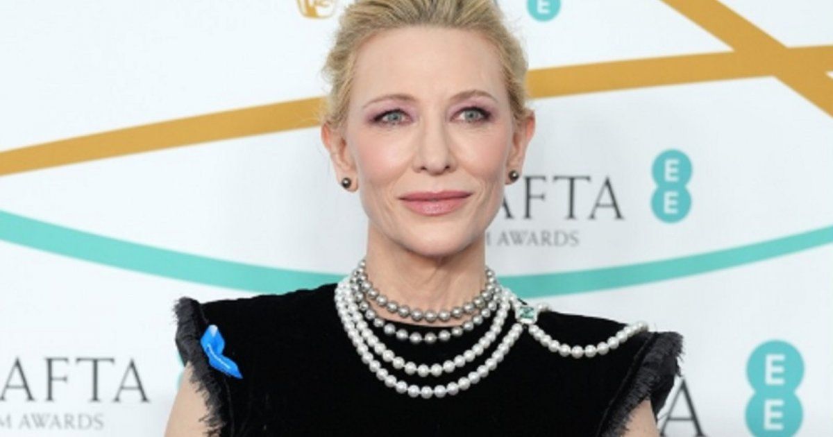 شاهد .. بالصور - لماذا إرتدى المشاهير شرائط زرقاء في حفل توزيع جوائز "BAFTA"؟