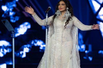 شاهد .. بعدما أثارت الجدل بحجمهما.. سعر قرطيّ أحلام بحفلها في الرياض يسبب أزمة