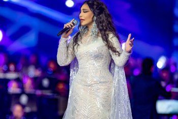 شاهد .. بعدما أثارت الجدل بحجمهما.. سعر قرطيّ أحلام بحفلها في الرياض يسبب أزمة