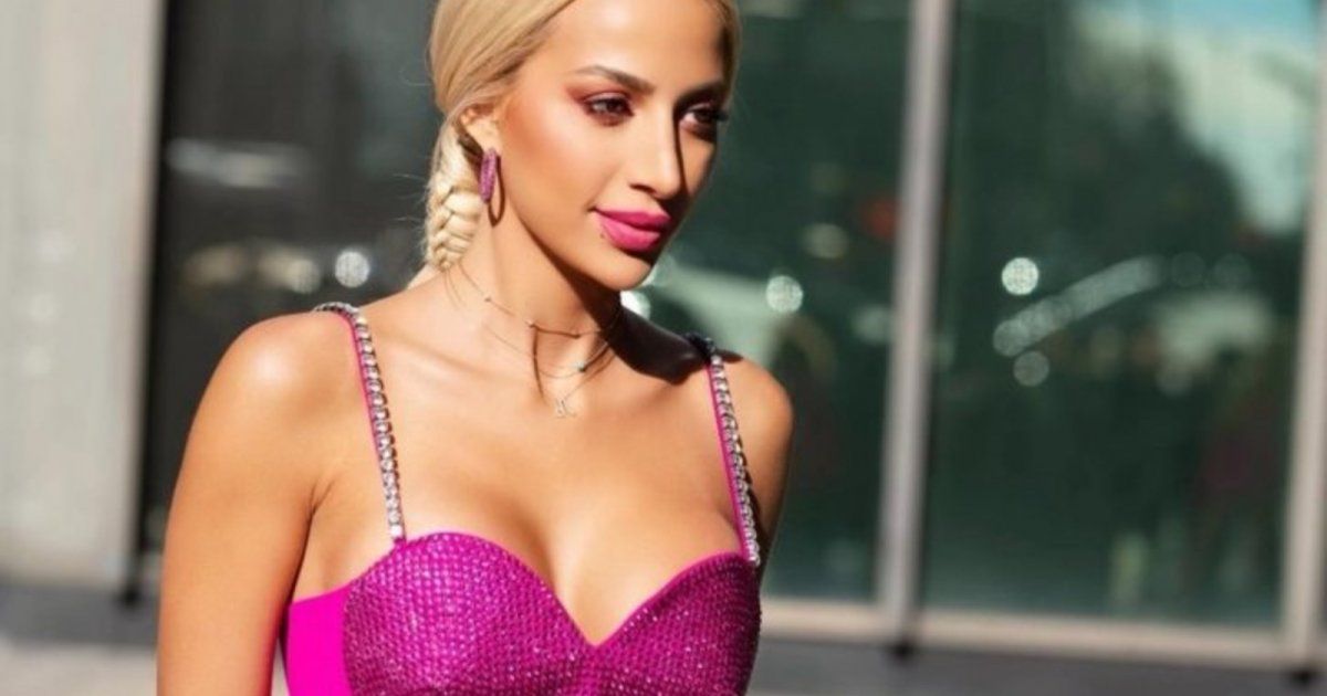 شاهد .. بالفيديو- مودل روز تحدث ضجة بشوارع نيويورك بسبب إطلالتها