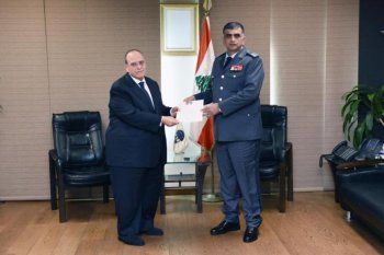 شاهد .. المدير العام لقوى الأمن الداخلي اللبناني يكرّم صادق الصباح