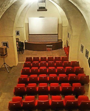 شاهد .. خاص- دوما بلدة لبنانية عريقة تميزت بالقرميد الأحمر على سطوحها وسوقها العتيق وهي وجهة دائمة للسياح