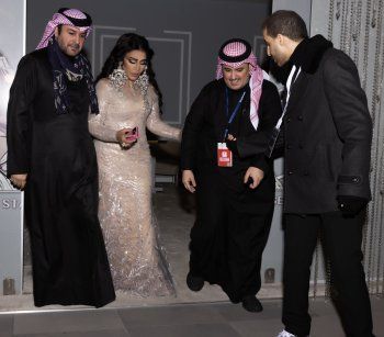 شاهد .. أحلام تتغزل بزوجها برومانسية بالغة.. وهذا ما وصفته به